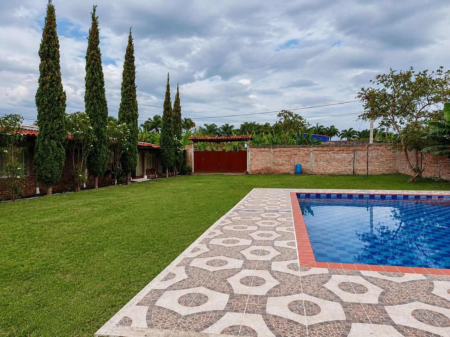 Piscina y amplias zonas verdes de Finca Fercho